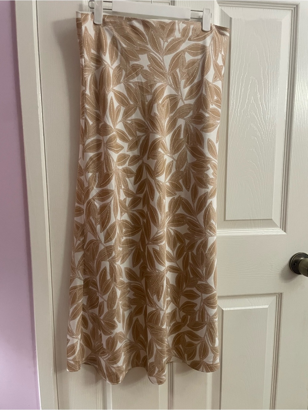 LOFT White and Beige Leaf-Print Maxi Skirt